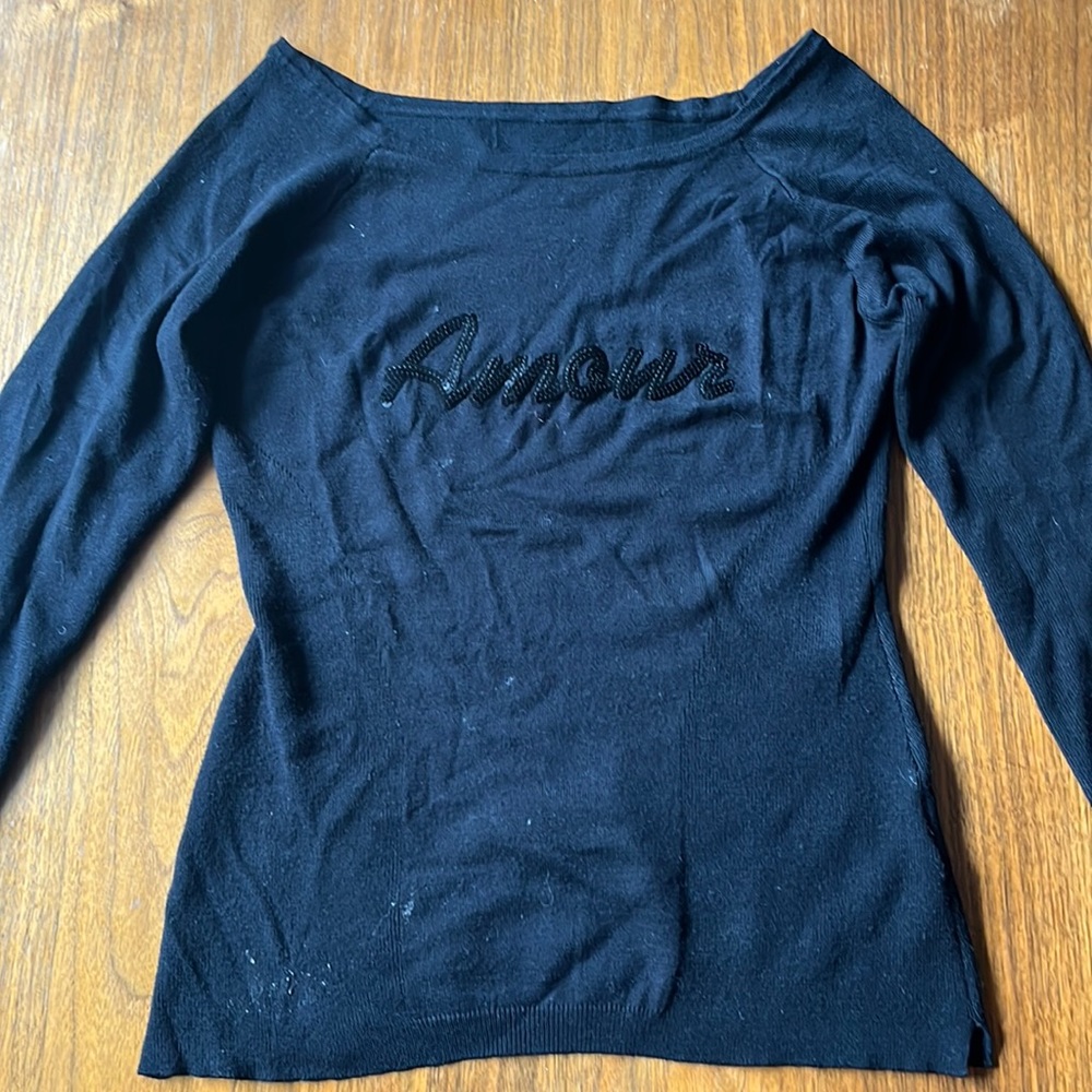Knit top with “amour” logo on top